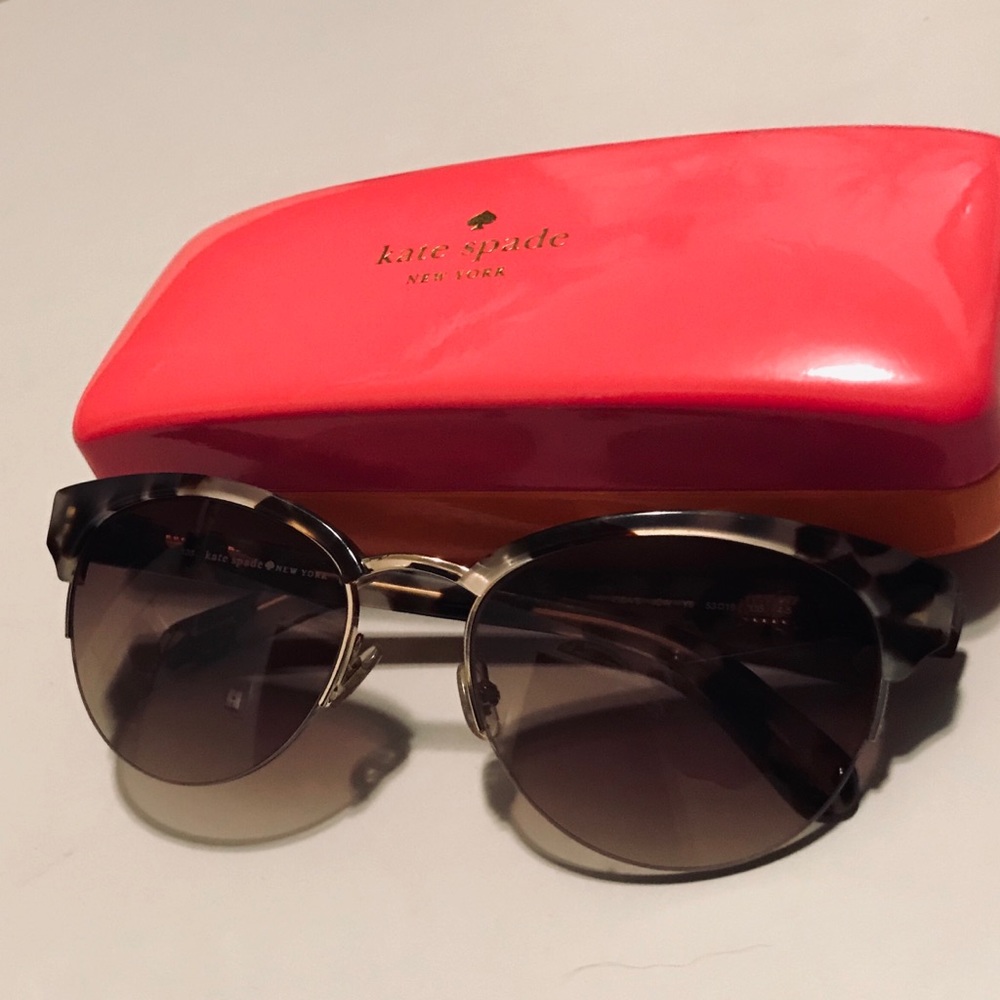 😎 Kate Spade Sunglasses & Case - Picture 4 of 6